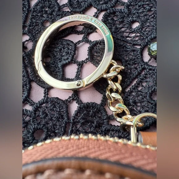 *SOLD* Kate Spade NYC Big Apple 3D Pretzel Coin Purse - Picture 5 of 13